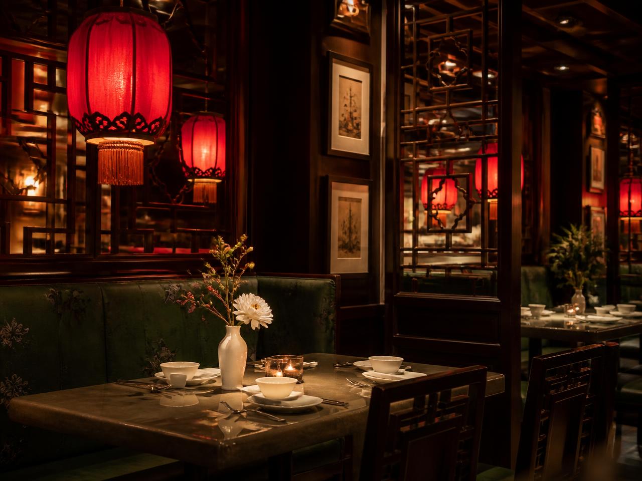 Matsalen på Restaurang Ming med röda lyktor och dukade bord
